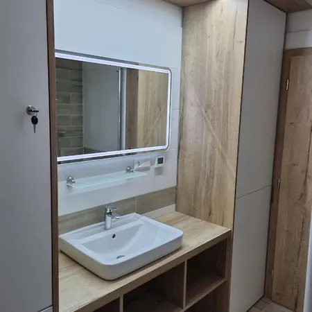 Nerudovka D 104, Finska Sauna, Garazove Stani Lägenhet Loučná pod Klínovcem